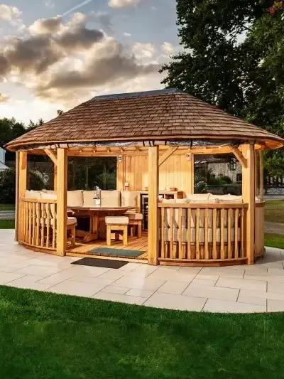 Gazebo de luxe en bois avec toit en bardeaux de cèdre dans un jardin